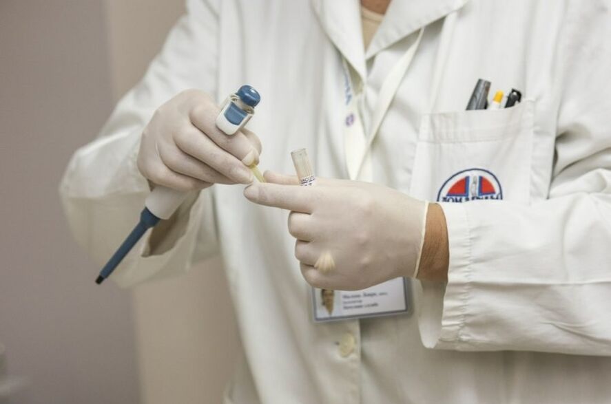 Gydytojas diagnozuoja žmogaus papilomos virusą